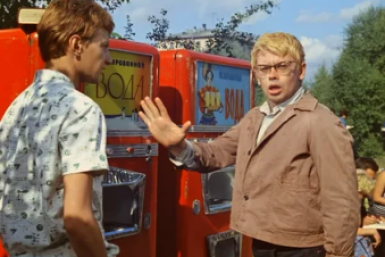 Жизнь в СССР в кино кадр из фильма &quotОперация &quotЫ&quot и другие приключения Шурика&quot (12+), 1965 год