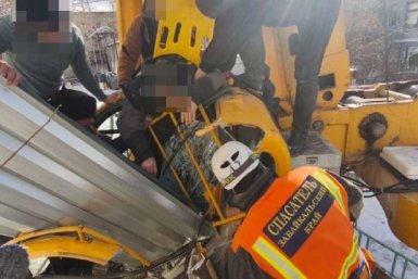 Оператора автокрана придавило профлистом в Чите 15 февраля тг-канал (18+) ГУ &quotЗабайкалпожспас&quot