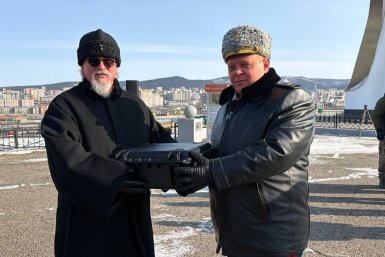 Вручение квадрокоптера пресс-службы правительства Забайкалья