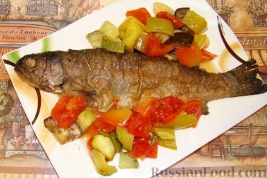 Питательная форель с сочными овощами. Приготовите за полчаса обалденную рыбку - аромат на весь дом russianfood.com