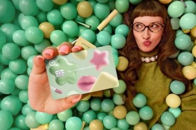 Сбер и Arive Makeup превратили банковскую карту в бьюти-аксессуар Сбер