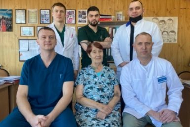 Медики и спасённая ими забайкалка Краевой клинической больницы