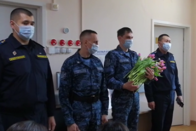 Приставы поздравляют женщин Кадр из видео