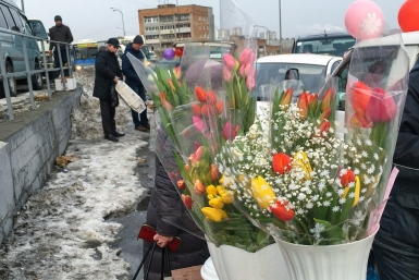 Торговля цветами на 8 марта ИА PrimaMedia