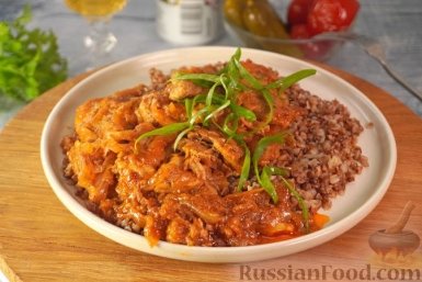 Томленая свинина в луково-томатном соусе. Приготовьте так. Мясо получится нежным, мягким и сочным russianfood.com