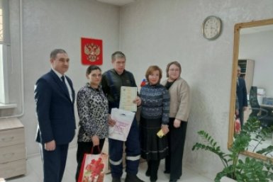 Семья новорождённой с главой администрации Ингодинского района Михаилом Шибаевым департамента ЗАГС Забайкалья