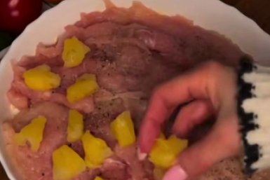 Куриное филе под сырной шапочкой с ананасами: для тех, кто любит необычные сочетания канал &quotРецепты| Десерты Супы Закуски&quot (12+)