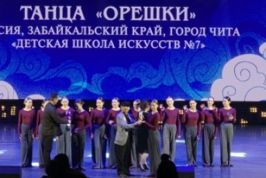 Награждение предоставлено представителем ансамбля &quotОрешки&quot