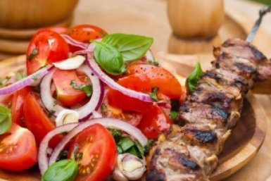 Лёгкая закуска для шашлыка: помидоры и лук под медовым маринадом - готовится быстро