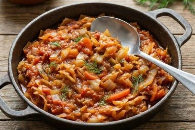 "Сметают" со стола первой: шеф-повар раскрыл секрет безупречной тушёной капусты — нужна всего 1 ложка