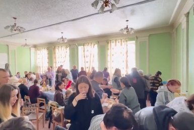 13 автобусов с пассажирами освободили из снежного затора на трассе Чита–Забайкальск Скриншот из видео правительства Забайкалья