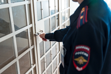 Полиция, задержанный, обезьянник, камера, преступник Илья Аверьянов, ИА PrimaMedia