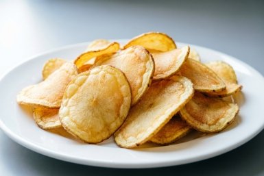 На чипсы не трачусь — готовлю сама: засыпала картошку крахмалом и в масло — хруст и яркий вкус без всякой химозы