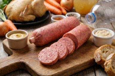 Запихала курицу в бутылку и получила мясной шедевр: магазинная колбаса больше не нужна