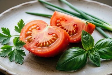 Помидоры "Пятиминутки": пикантная и сочная закуска к шашлыку — берите на заметку на майские