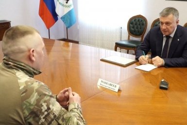 Участник СВО передал Игорю Кобзеву благодарность Приангарью от батальона связи Канал губернатора Иркутской области Игоря Кобзева в Максе (12+)