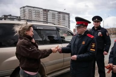 Сотрудники ДПС Забайкалья вручают водителям георгиевские ленточки на дорогах Госавтоинспекция Забайкалья