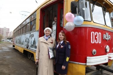 Для узницы концлагеря Пелагеи Ячменевой организовали поездку на ретро-трамвае в Иркутске администрация Иркутска