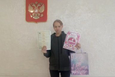 Мама девочки пресс-служба Департамента ЗАГСа