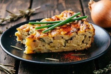 Луковый пирог со сливочно-сырной заливкой: простые продукты, восхитительный результат