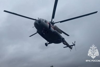 В зону паводка в Катангском районе вертолетом доставили 400 кг гуманитарной помощи