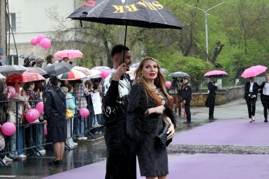 "Добро пожаловать!": Чита под дождём встретила звёзд кинофестиваля