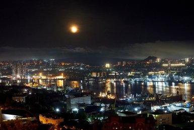 Луна, красная Луна, Луна над городом Дмитрий Осипчук, ИА PrimaMedia.ru