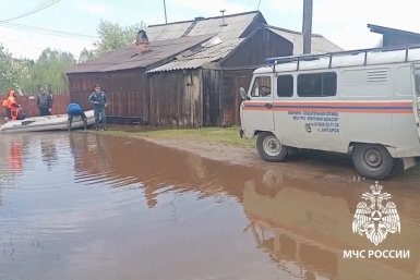 Жителям подтопленных домов в Усольском районе оказывается адресная помощь