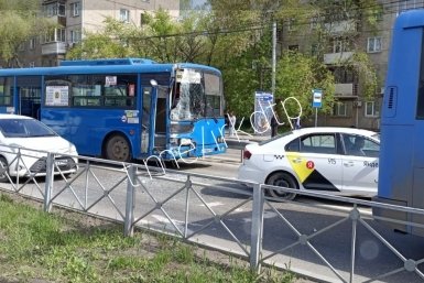 В Иркутске гонка автобусов закончилась жёстким ударом у перехода