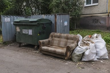 Как жильцам выкидывать старый диван и строительные отходы: ответ эксперта ЖКХ