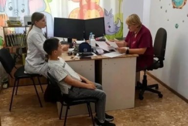 Впервые федеральные врачи приняли детей в Балее канал губернатора в МАКСе (12+)