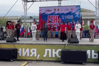 Вручение капсулы с землёй Кадр из видео