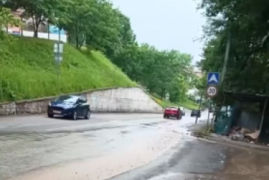 На Адмирала Кузнецова во Владивостоке прорвало трубу Скриншот из видео в ТГ-канале (16+) &quot71 и 64 микрорайон и не только&quot