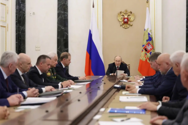 Путин поручил принять системные меры для стабилизации цен на топливо
