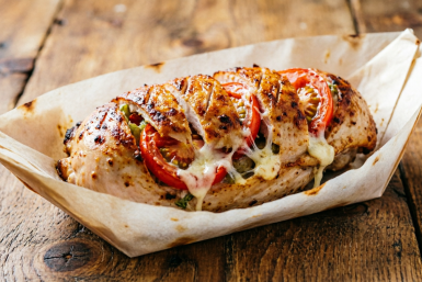 Не сухая масса, а сочное, мягкое и ароматное блюдо: как вкусно приготовить куриную грудку? - метод "Пергаментная лодочка"