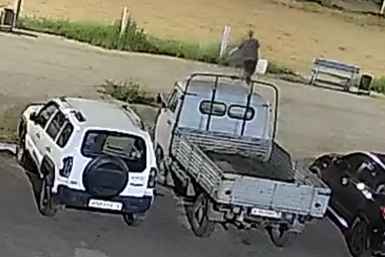 Двое мужчин слили бензин из бака чужого &quotУАЗа&quot во дворе дома в Чите УМВД Забайкалья