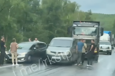 Три легковушки и самосвал столкнулись на Култукском тракте