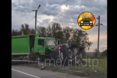 Мусоровоз смял внедорожник Toyota Land Cruiser на трассе "Сибирь" в Усольском районе