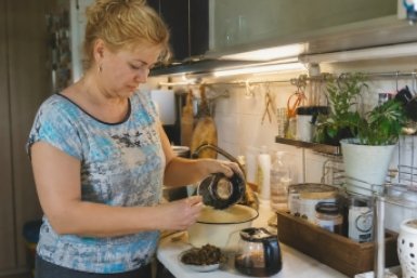 Чай, кофе после гостей не выкидываю: всю зиму берегу эти ценные отходы для огорода