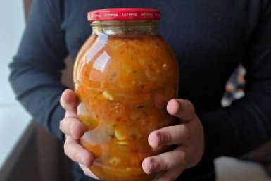 Как не отравиться домашними заготовками: эксперт назвала опасные ошибки