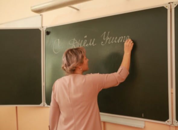 Минпросвещения пояснило, что входит в ставку учителя