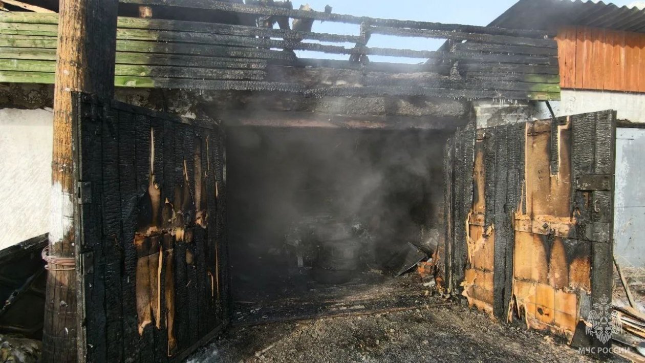 Сгоревший гараж пресс-службы ГУ МЧС по Забайкалью