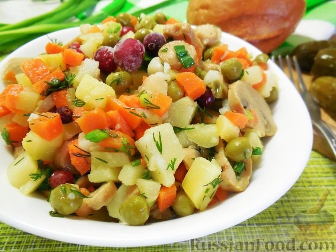 Салат &quotТаёжный&quot с маринованными грибами и клюквой - в пост самое то: баланс овощей, ягод и грибов russianfood.com