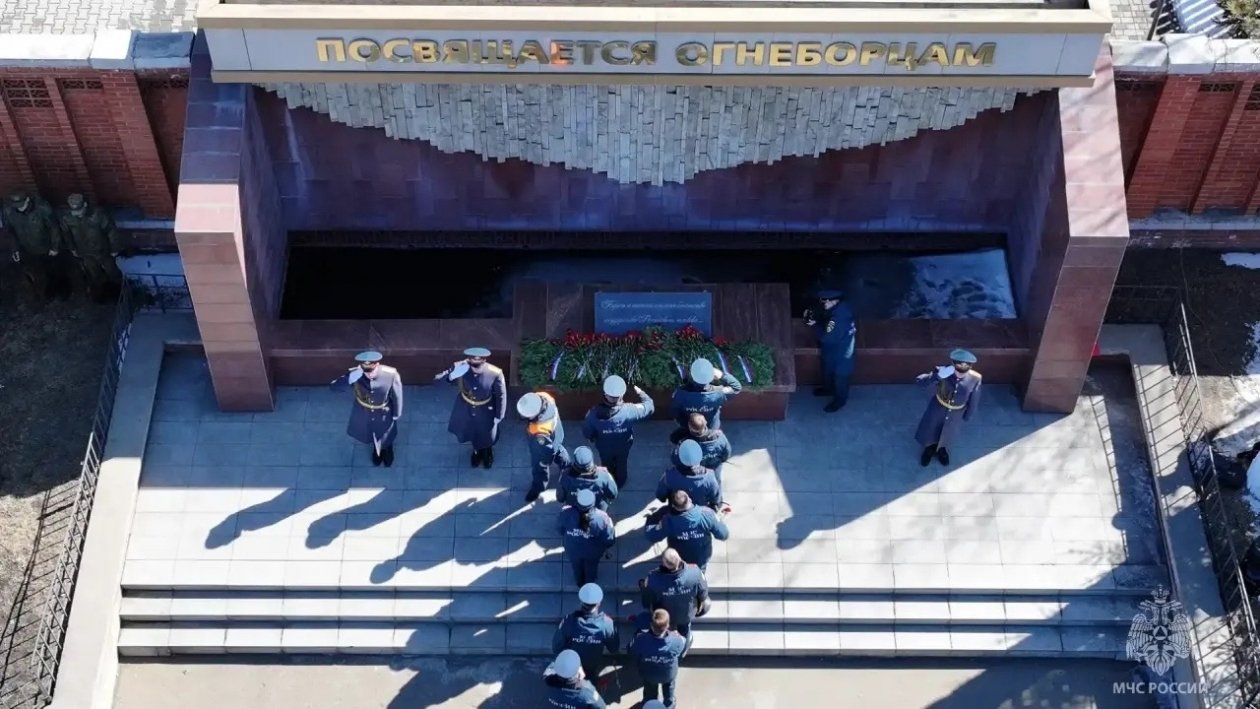 Память огнеборцев МЧС России, погибших при исполнении долга почтили в Чите МЧС Забайкалья