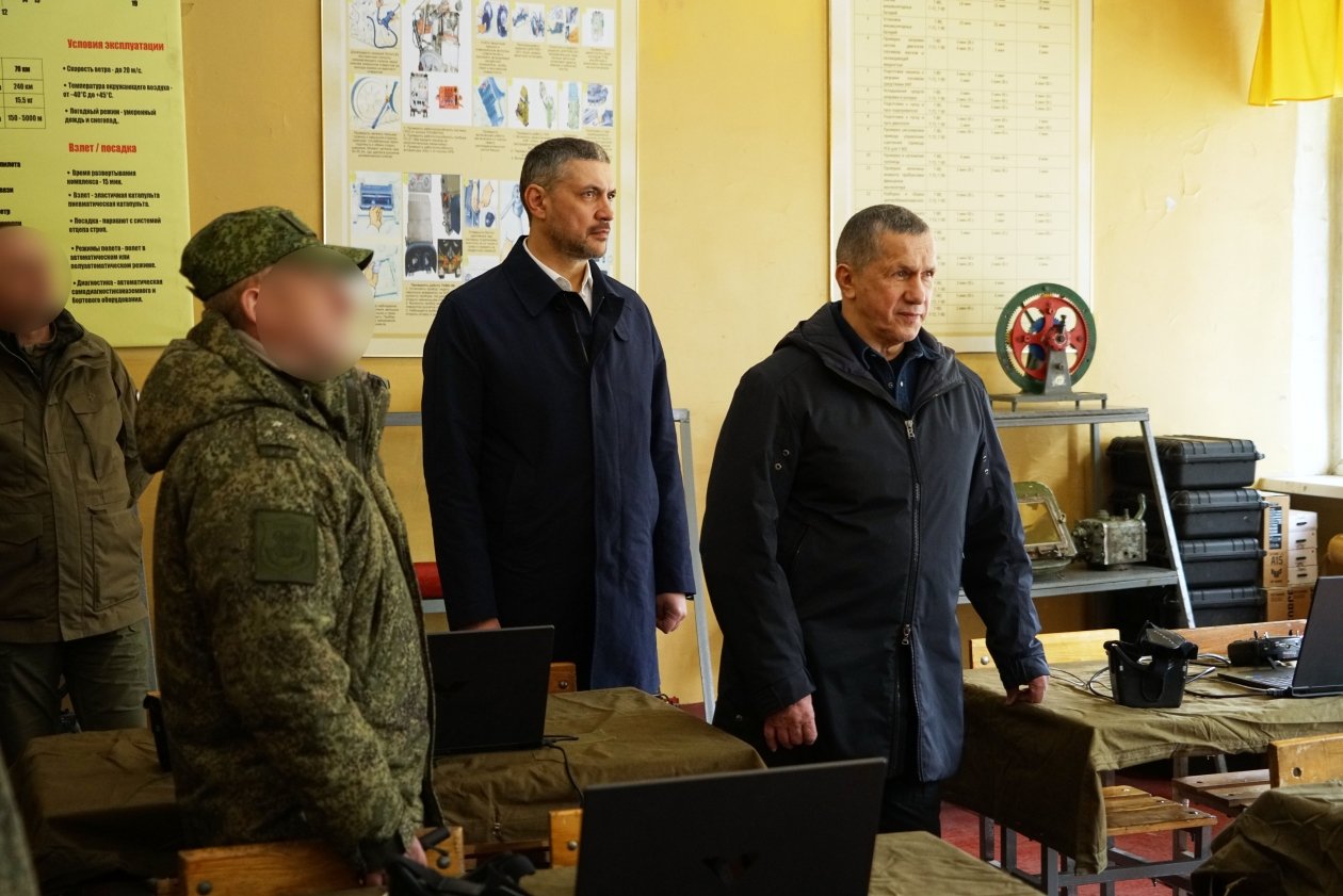 Трутнев и Осипов осматривают место обучения управлением БПЛА пресс-службы Полпредства ДФО