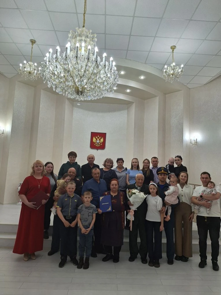 Супруги Павел и Татьяна Бояркины с семьёй департамента ЗАГС Забайкалья
