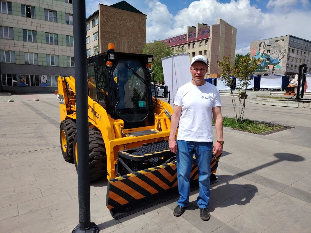 Технологию по очистке дорог от снежных накатов впервые презентовали в Чите правительства Забайкалья