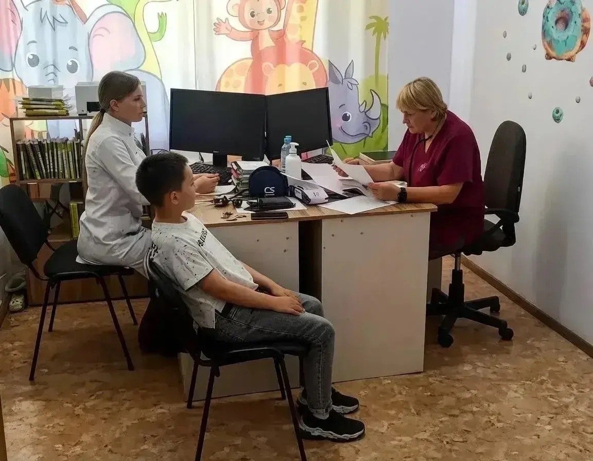 Впервые федеральные врачи приняли детей в Балее канал губернатора в МАКСе (12+)