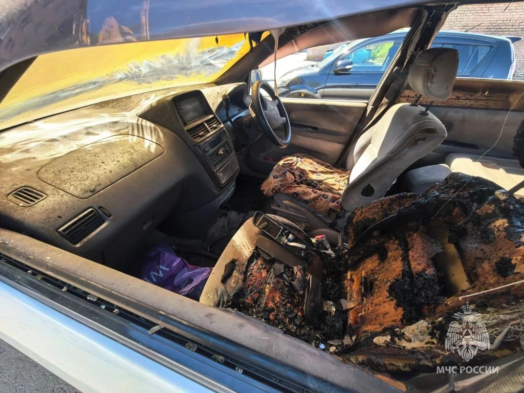 Сгоревший автомобиль ГУ МЧС по Забайкалью
