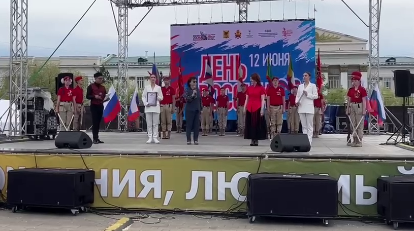 Вручение капсулы с землёй Кадр из видео